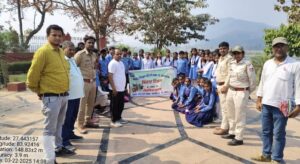 छात्र-छात्राओं को भ्रमण करा कर वन और पर्यावरण के बारे में बिहार दिवस पर दी गई जानकारी।