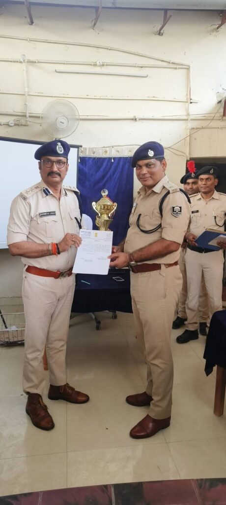 बगहा: मासिक अपराध गोष्टी में बगहा,रामनगर, धनहा थानाध्यक्ष हुए सम्मानित।