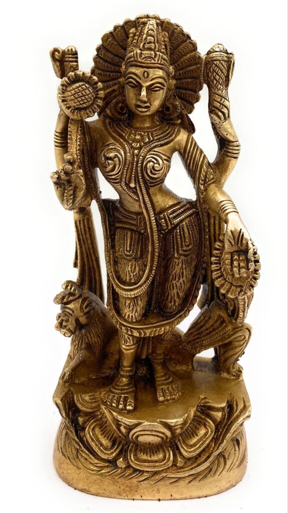 उपेन्द्र महारथी शिल्प अनुसंधान संस्थान में मूर्तिकला के गुरू प्रो, देवाशीष भट्टाचार्या दिया मार्गदर्शन।