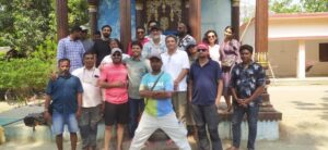 वाल्मीकि नगर के महाकालेश्वर मंदिर में टिया फिल्म यूनिट ने टेका मत्था।