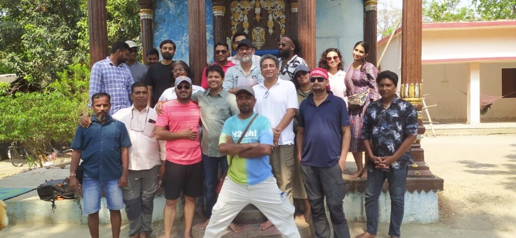 वाल्मीकि नगर के महाकालेश्वर मंदिर में टिया फिल्म यूनिट ने टेका मत्था।