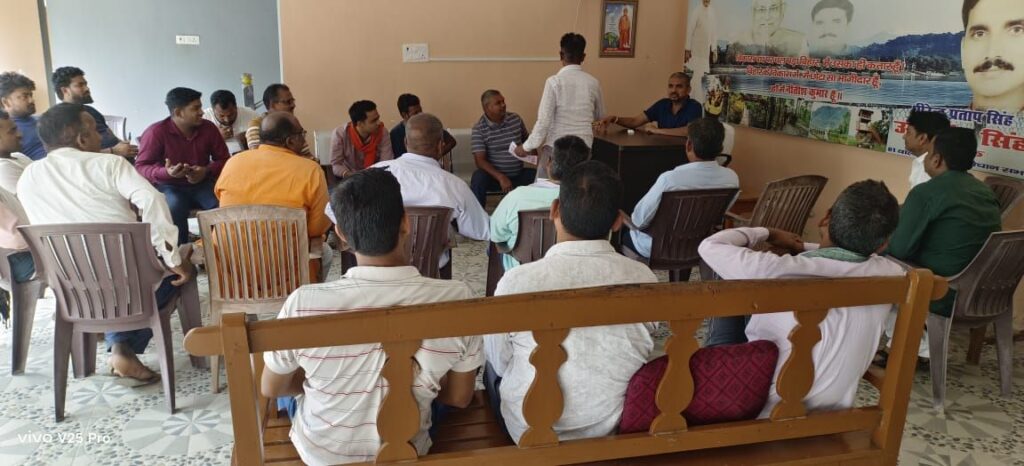 वाल्मीकि नगर विधायक ने लोगों की फरियाद को सुन,संबंधित अधिकारियों से बात कर समस्या की समाधान की कही बात।