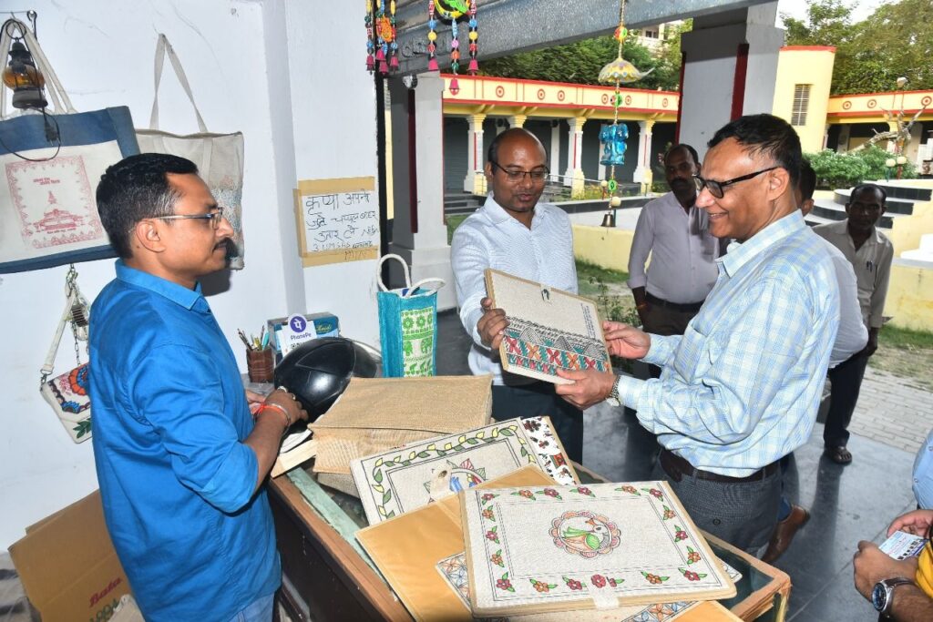 पूर्व मुख्य पोस्टमास्टर जनरल सुजीत कुमार चौधरी का उपेंद्र महारथी शिल्प अनुसंधान संस्थान का भ्रमण