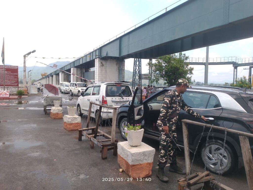 सीमावर्ती देश नेपाल क्षेत्र में लंबी दूरी जाने वाले वाहनों पर लगी रोक।