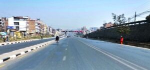 यात्रियों की नेपाल में सार्वजनिक यातायात बंद होने से बढ़ी परेशानी।