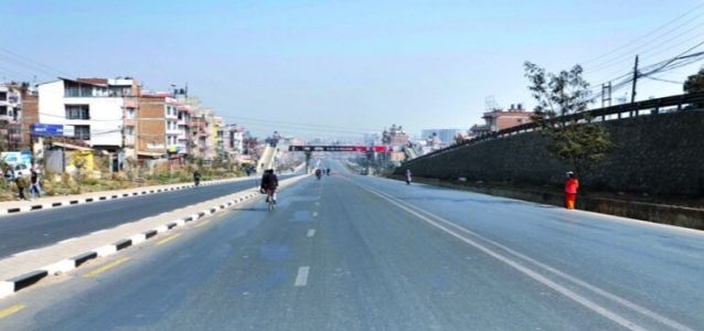 यात्रियों की नेपाल में सार्वजनिक यातायात बंद होने से बढ़ी परेशानी।