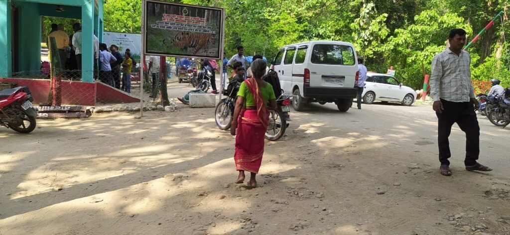 पर्यटकों के लिए भीषण गर्मी में नहीं है प्याऊ की व्यवस्था।