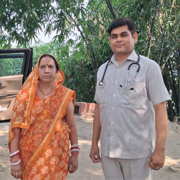 बगहा:कैंसर की फोर्थ स्टेज मरीज को डॉ.पदमभानु सिंह ने महज चार महीना में होम्योपैथिक ईलाज से किया स्वस्थ।