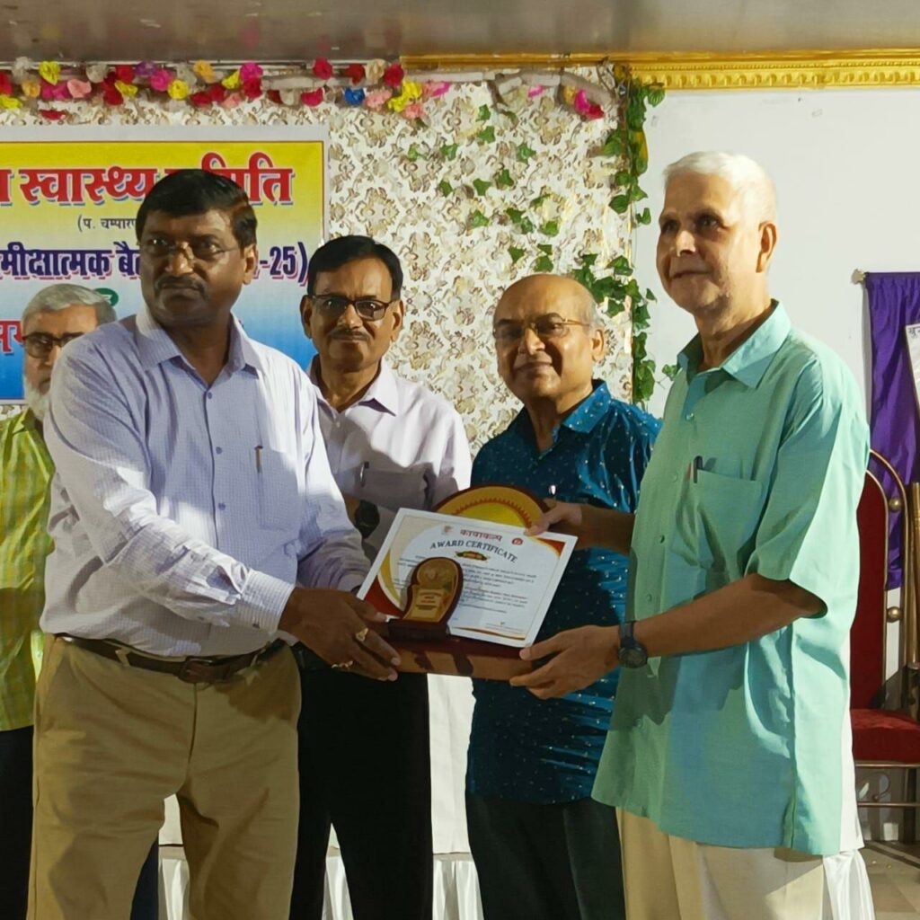 बगहा अनुमंडलीय अस्पताल उपाधीक्षक हुए पुरस्कृत।