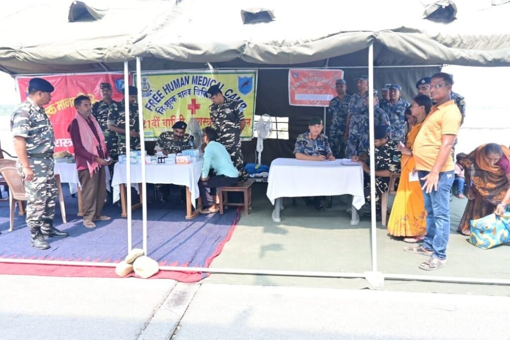 भारत व नेपाल के सुरक्षाकर्मियों ने अंतरराष्ट्रीय रक्तदान दिवस पर रक्त दान कर मानवता का दिया संदेश।