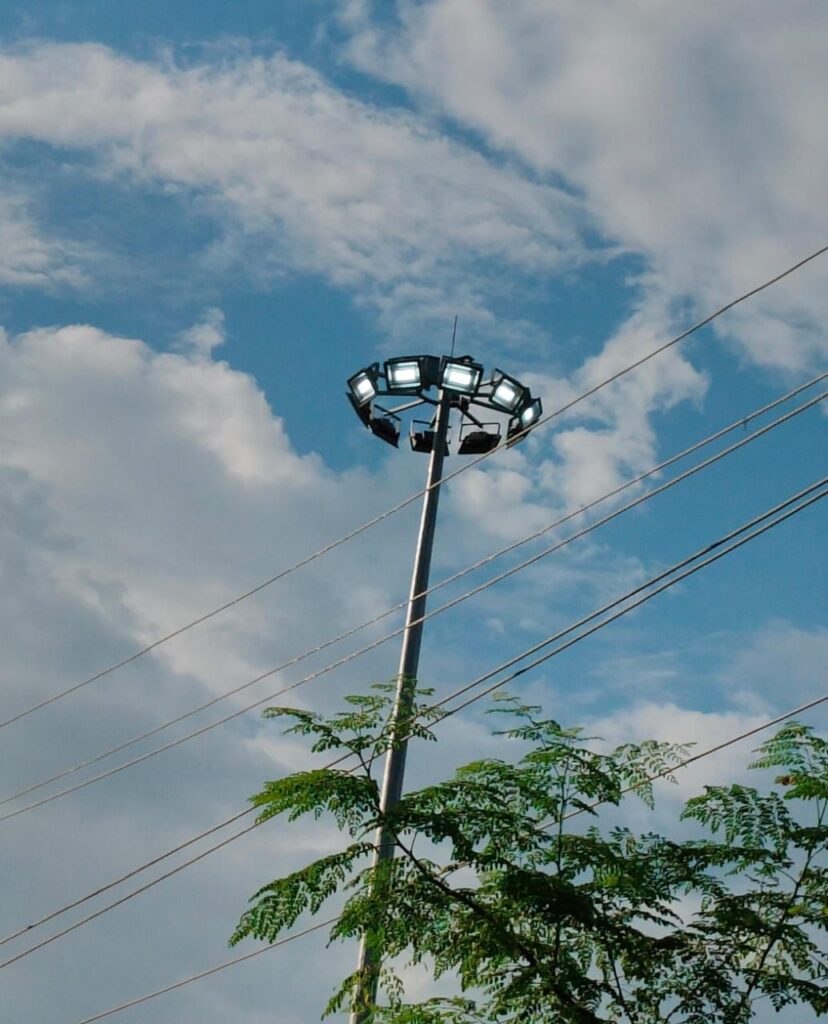 नगर परिषद कार्यालय में दिन में भी जलता है हाई मास्क लाइट