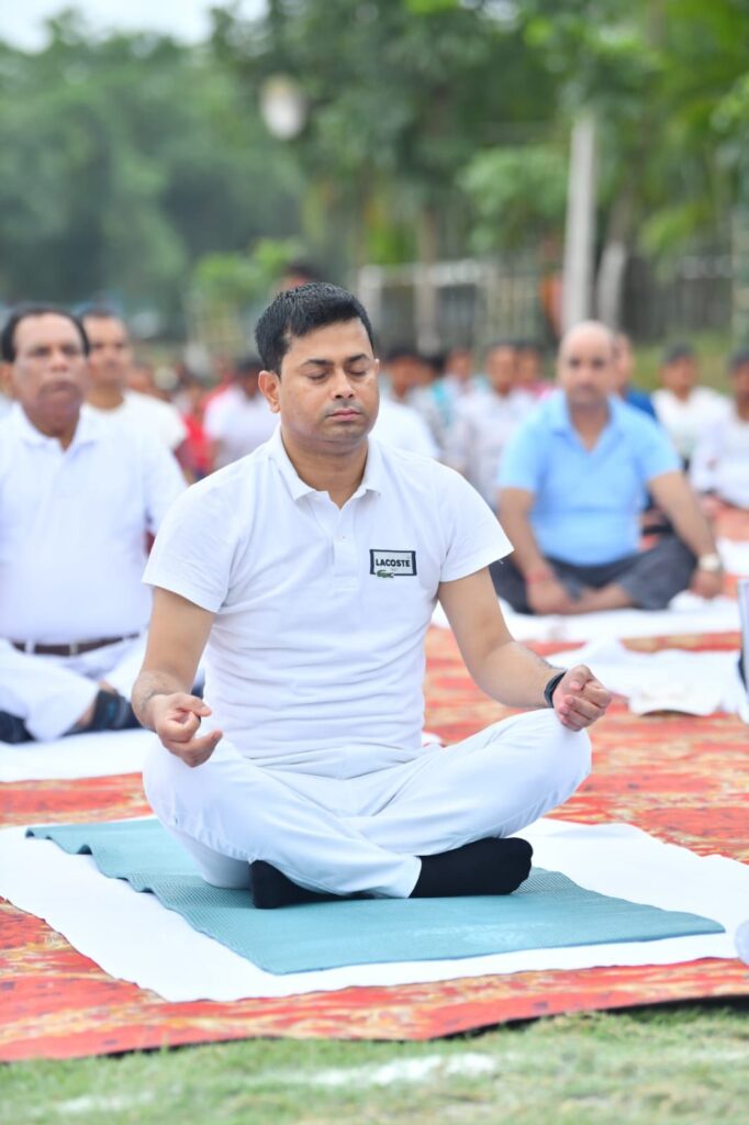 अंतरराष्ट्रीय योग दिवस पर बेतिया में हुआ भव्य योग सह मतदाता जागरूकता कार्यक्रम।