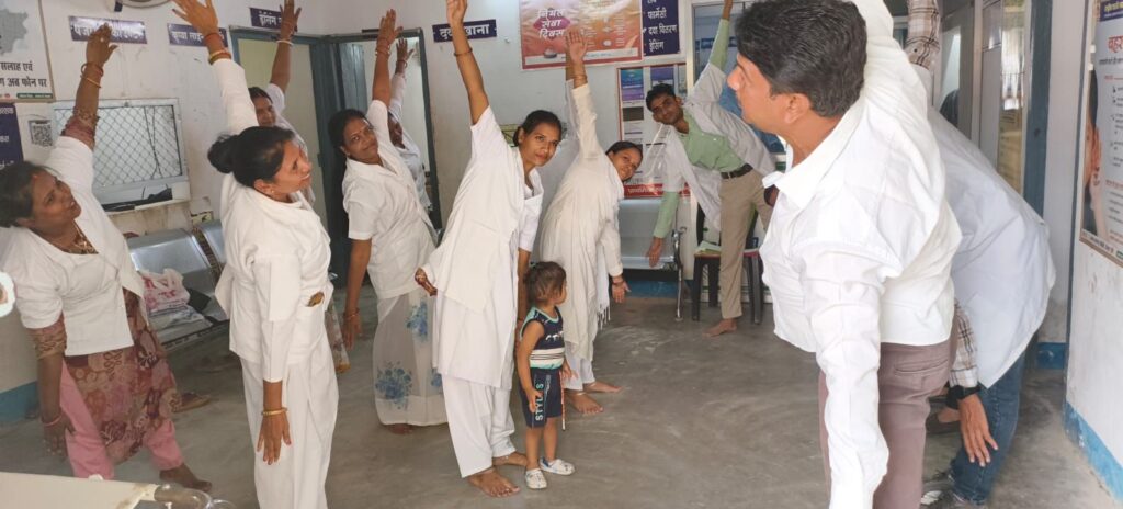 अर्बन पीएचसी में डॉक्टरों एवं स्वास्थ्य कर्मियों ने किया योगाभ्यास,योग के प्रति जागरूक।