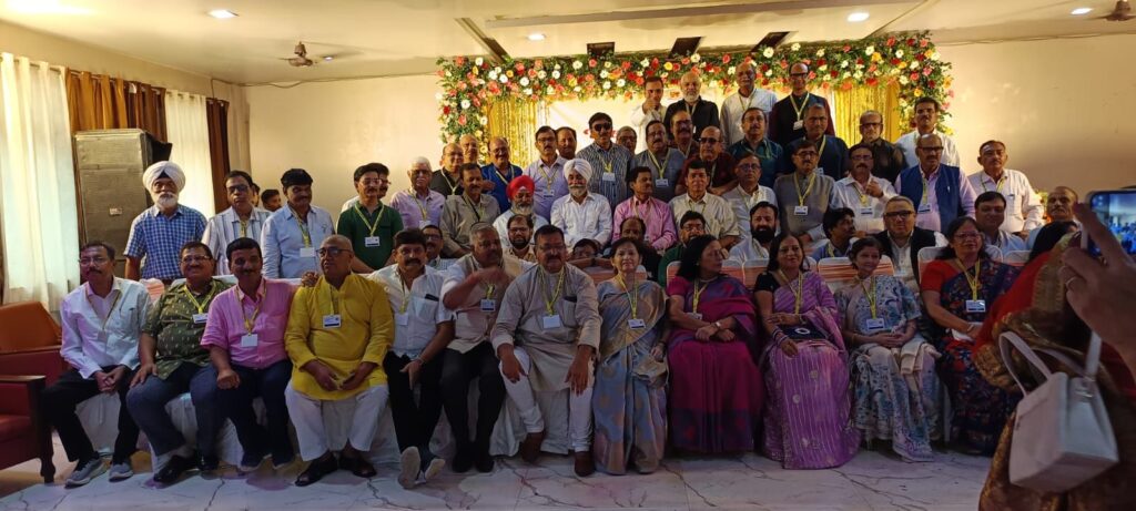 40 वर्ष के बाद वाणिज्य महाविद्यालय के सहपाठियों का अद्भुत मिलन समारोह संपन्न