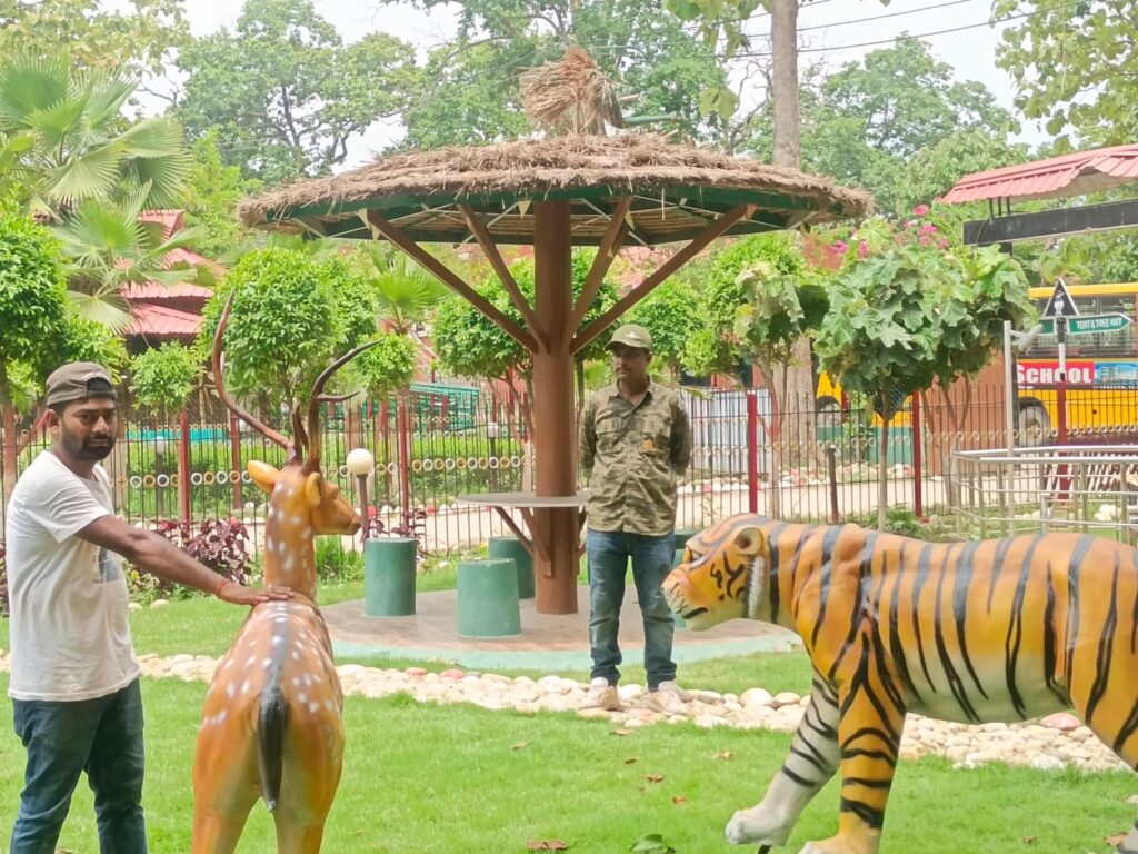 वीटीआर के जंगल कैप में सेल्फी पॉइंट पर बाघ और हिरण के लगे स्टैचू।