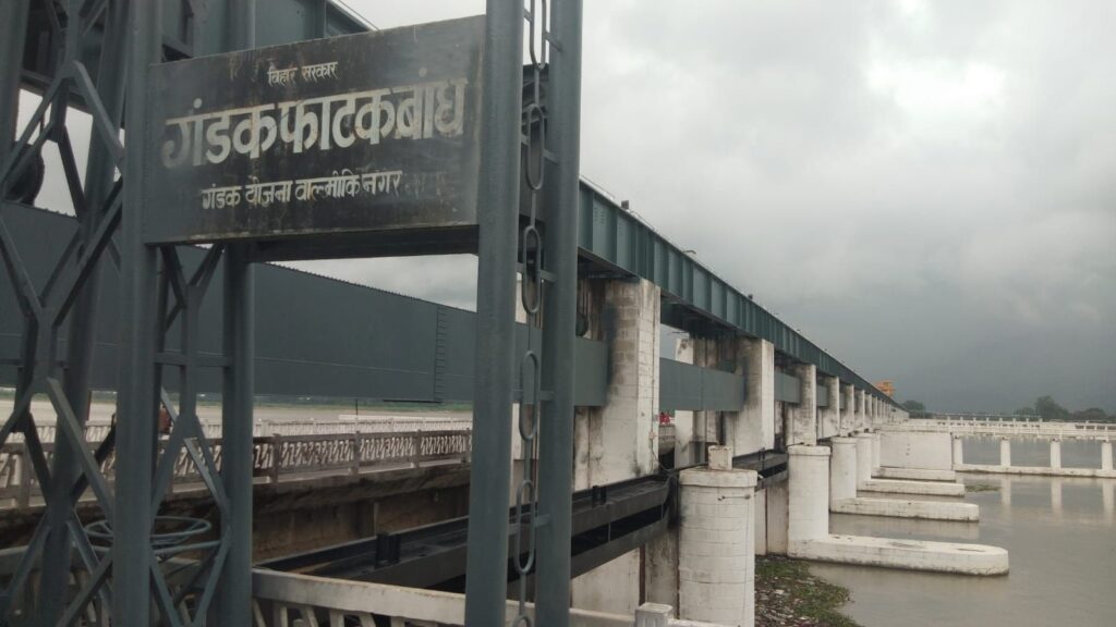 गंडक बराज ने छोड़ा 1 लाख 30 हजार 7 सौ क्यूसेक पानी।