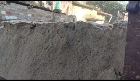 सोन सेंट  के नाम पर धड्डले से हो रहा  लोकल बालू से पीसीसी का निर्माण