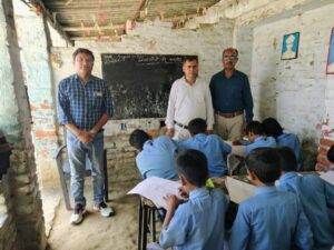 अमृत भारत एक्सप्रेस ट्रेन के बगहा में ठहराव पर बगहा रेलवे द्वारा स्कूल में कराया गया पेंटिंग,राइटिंग प्रतियोगिता।
