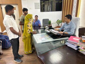 जिलाधिकारी के जनता दरबार में 70 मामलों की सुनवाई।