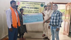 वन विभाग ने वन्यजीव द्वारा पहुंचाए गए जान- माल के नुकसान का किया भुगतान