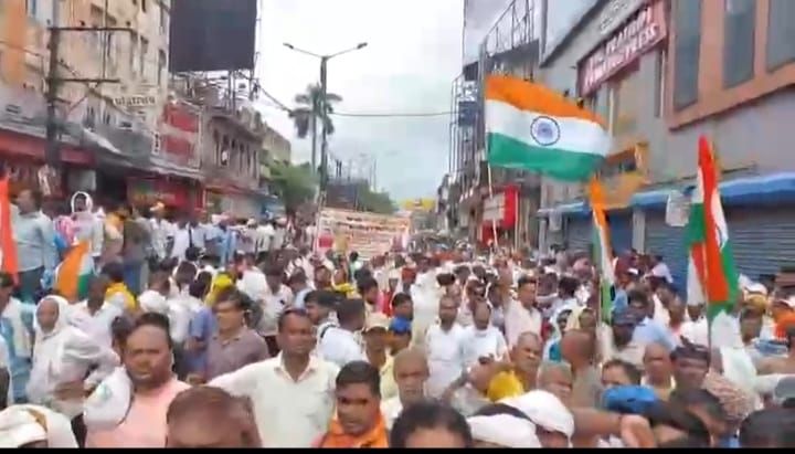 प्रदर्शनकारी जन वितरण प्रणाली दुकानदारों पर पटना में लाठीचार्ज ,वाटर कैनन चला