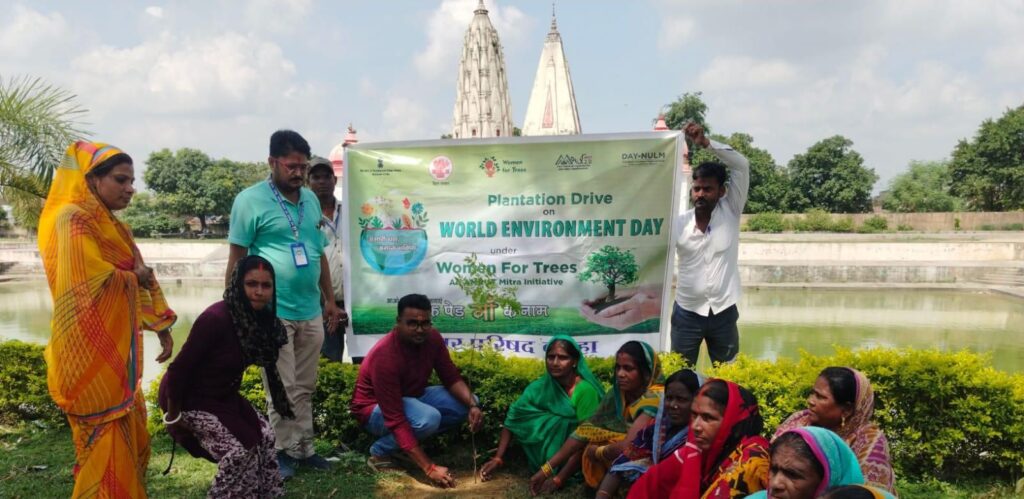 तीज के पावन पर्व पर बगहा नगर क्षेत्र में स्वयं सहायता समूह की दीदियों ने एक पेड़ मां के नाम अभियान के तहत पर्यावरण को संरक्षित करने के उद्देश्य से किया पौधरोपण