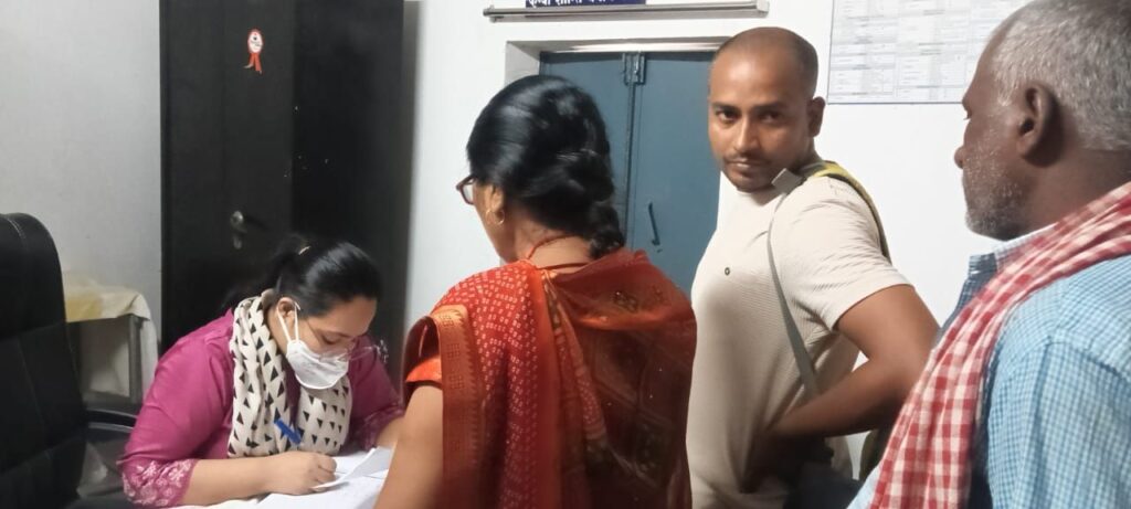 शहरी पीएचसी बगहा-02 में बुखार,सर्दी, खांसी और दर्द आदि के 100 से अधिक मरीजों को डॉक्टर फातमा ने की ईलाज,दी उचित परामर्श ।