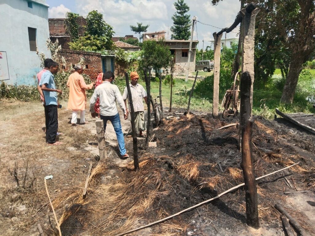 बगहा विधानसभा क्षेत्र के बीबी बनकटवा पंचायत के वार्ड संख्या 10 में बीते रात आगलगी की घटना दुखद,लाखों की संपति का हुआ नुकसान।