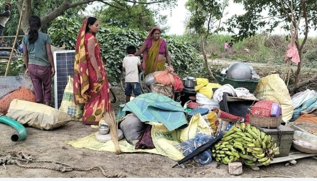 गंडक के कटाव से बर्बाद हुआ नरहवा गांव, कई घर नदी में समाए।