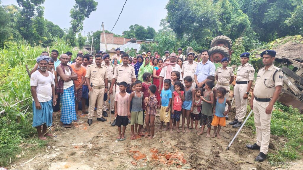 अतिक्रमण विरोधी अभियान के तहत सीओ ने पुलिस बल की मदद से अतिक्रमित भूमि को कराया खाली।