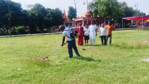 स्वच्छता ही सेवा:सभापति प्रतिनिधि ने स्वच्छता योद्धाओं के साथ बगहा अनुमंडल कोर्ट माई स्थान परिसर को स्वच्छ बनाने का अभियान चलाया