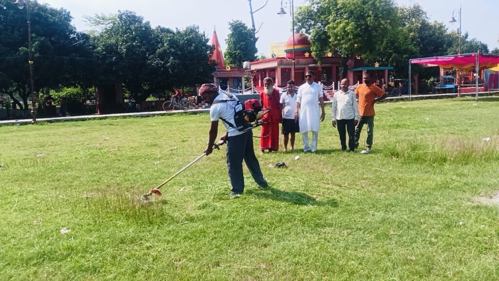 स्वच्छता ही सेवा:सभापति प्रतिनिधि ने स्वच्छता योद्धाओं के साथ बगहा अनुमंडल कोर्ट माई स्थान परिसर को स्वच्छ बनाने का अभियान चलाया