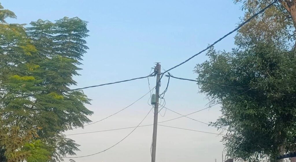 एनएच727 किनारे,रत्नमाला पुस्तकालय व मिडिल स्कूल तथा दलित बस्ती व गाँव में पोल पर पर्याप्त लाईट होने से अंधेरे में अनचाहे दुर्घटना की आशंका।