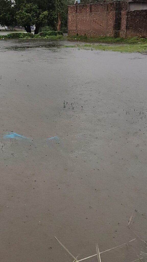 नप प्रशासन के ‘विकास’ पर पानी फेरती बगहा की बारिश! शहर के कई वार्ड जलमग्न, लोग बेहाल।