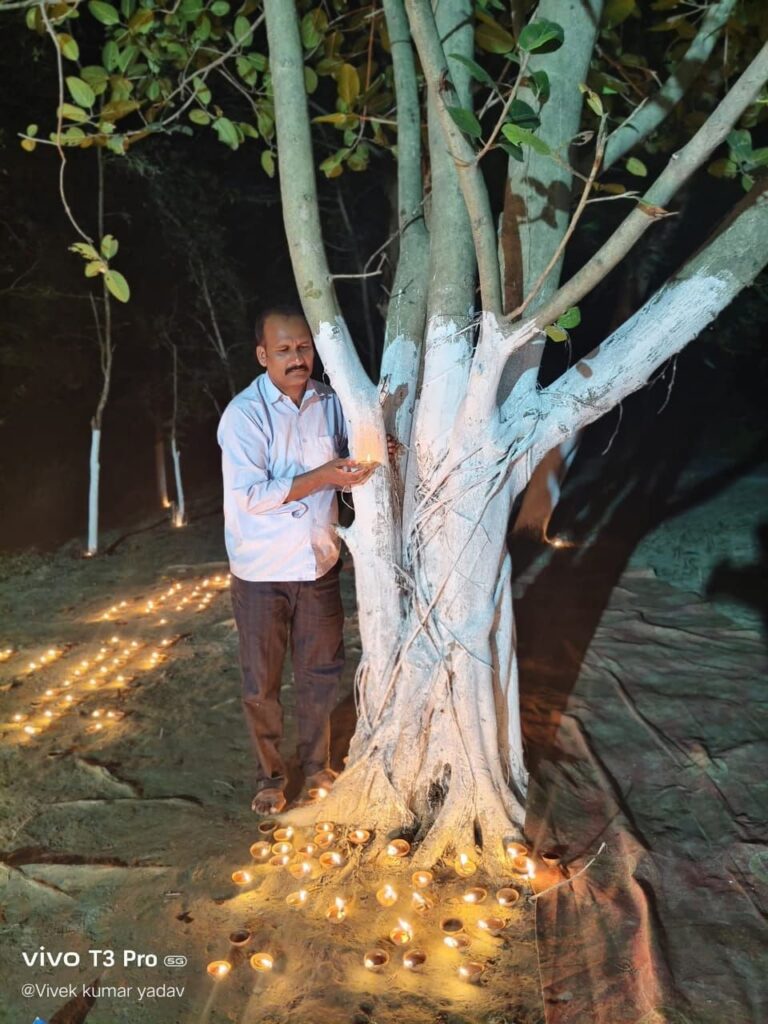 बगहा के पिपरा गांव स्थित आईपीएस विकास वैभव चौराहे पर मनाई गई इको-फ्रेंडली दिवाली, 5000 हजार दीये जलाकर पेड़ों के साथ मनाई दिवाली,