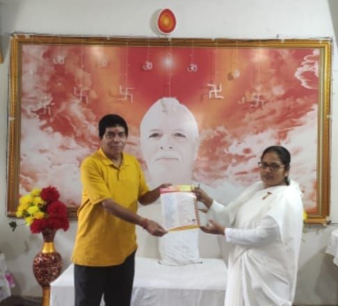 संकल्प शक्ति सम्मान बीके निशा बहन ने बरिष्ठ पत्रकार अनमोल कुमार को दिया*