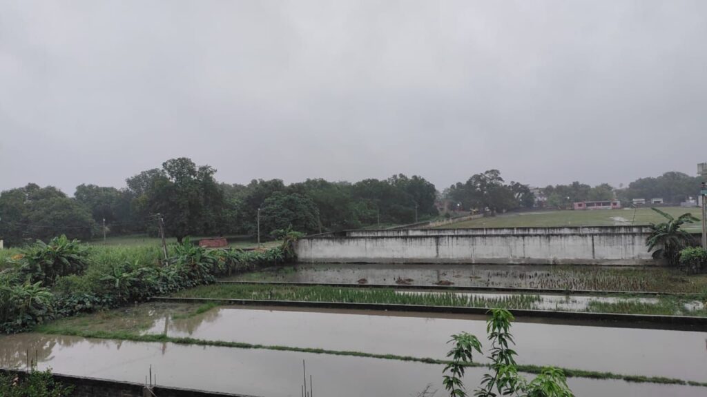 मौसम ने बदला मिजाज,बगहा में रुक रुक कर हो रही बारिश,बढ़ी ठंड।