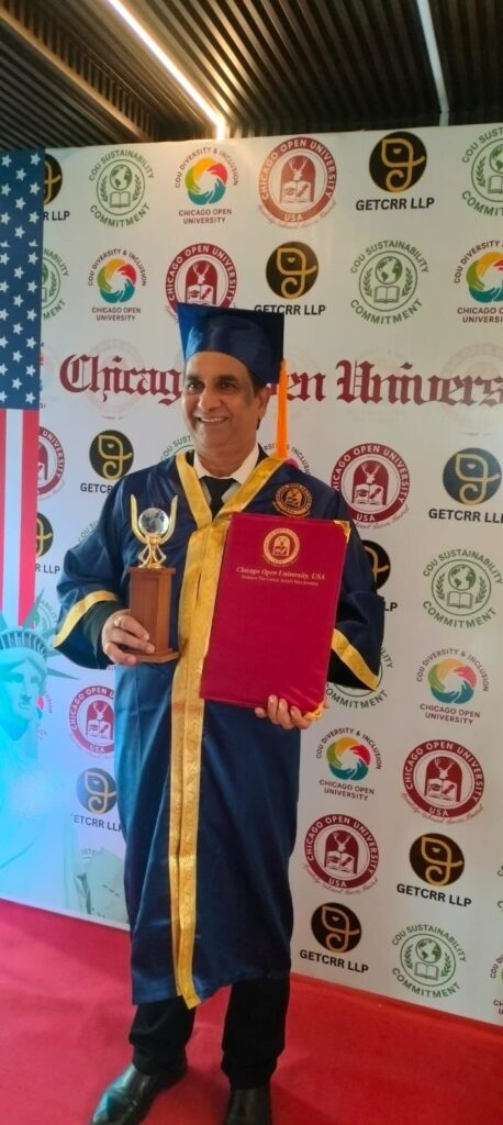 ए.पी पाठक को शिकागो ओपन यूनिवर्सिटी से मिली डॉक्टरेट की मानद उपाधि।