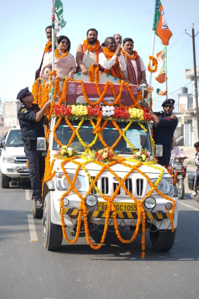 बगहा विधानसभा:हरियाणा के मुख्यमंत्री नायब सिंह सैनी एवं अभिनेत्री स्मृति सिन्हा ने रोड शो में एनडीए प्रत्याशी को वोट करने की अपील की।