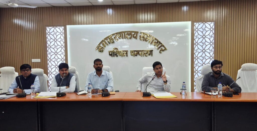 जिला प्रशासन गन्ना किसानों के हितों के प्रति पूर्णतः प्रतिबद्ध : जिला पदाधिकारी।