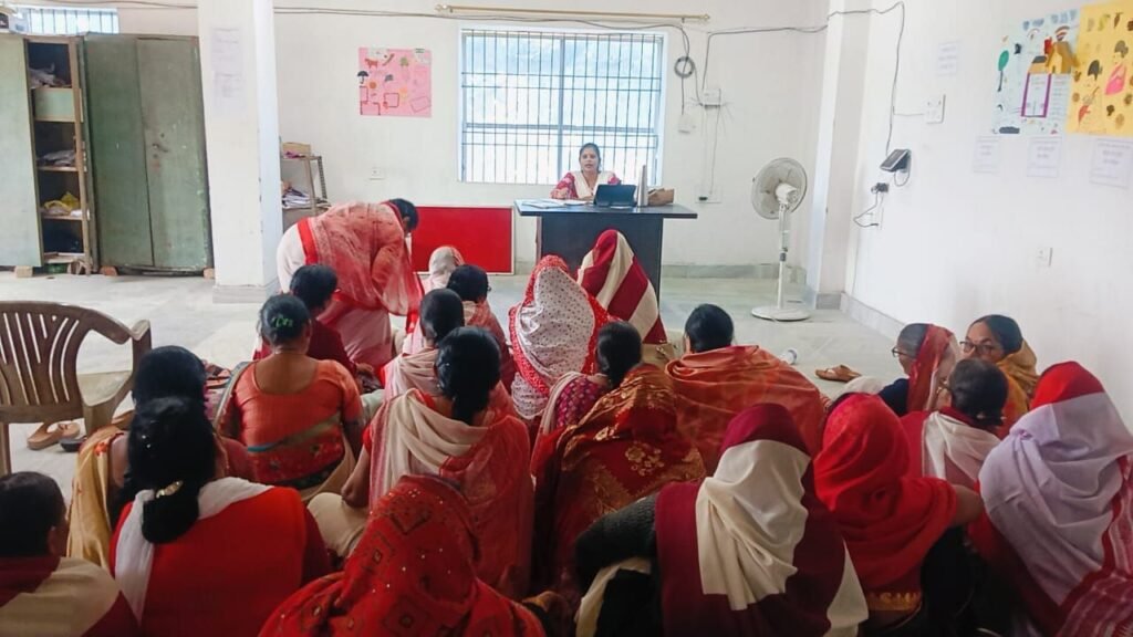 महिला पर्यवेक्षिका अमृता राज ने आंगनबाड़ी सेविकाओं के साथ की बैठक।