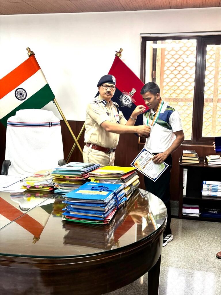 बिहार के पुलिस महानिदेशक ने अग्निशमन जवान मनीष को किया सम्मानित