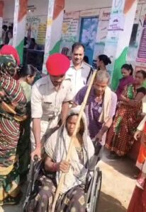मानवीय संवेदना: दिव्यांग महिला को मतदान केन्द्र तक पुलिस ने  सुरक्षित रूप से पहुंचायी मतदान करने के लिए