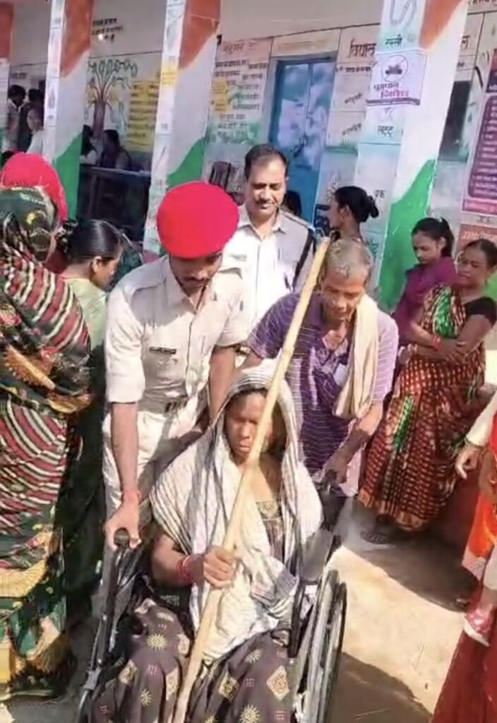 मानवीय संवेदना: दिव्यांग महिला को मतदान केन्द्र तक पुलिस ने  सुरक्षित रूप से पहुंचायी मतदान करने के लिए