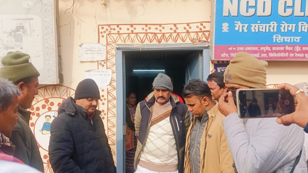 वाल्मीकिनगर विधायक ने बगहा दो प्रखण्ड कार्यालय का किया औचक निरीक्षण,बिचौलियों पर सीधी चेतावनी-लापरवाही बर्दाश्त नही।