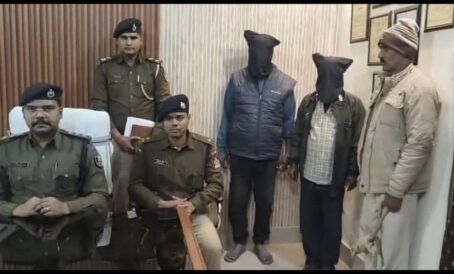 बेतिया: पुलिस ने एक देशी कट्टा, 425 ग्राम गाँजा, विदेशी शराब के साथ दो अभियुक्त को गिरफ्तार किया।