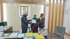 अंतर्जातीय विवाह प्रोत्साहन योजना के तहत तीन दंपतियों को मिला एक-एक लाख का अनुदान।