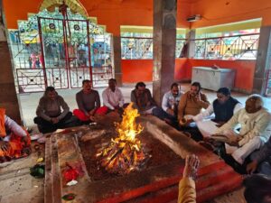 राघवन रघुनंदन के स्वास्थ्य लाभ को लेकर रजरप्पा में एचएमएस कार्यकर्ताओं ने किया हवन-पूजन