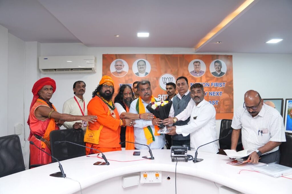 *मुम्बई में मुख्यमंत्री और प्रदेश अध्यक्ष को सौंपा ज्ञापन*