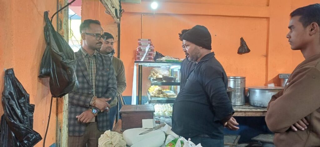 बगहा मे एफएसएसएआई की औचक जांच,मिठाई दुकानों में मचा हड़कंप।